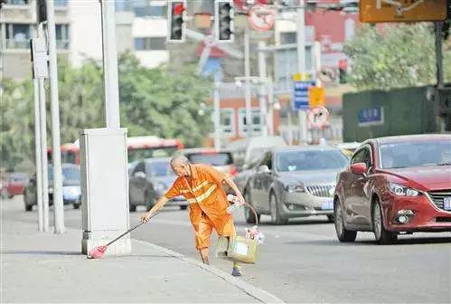 熱熱熱！南京體感溫度高達43℃，這群人卻不懼高溫在做這件事