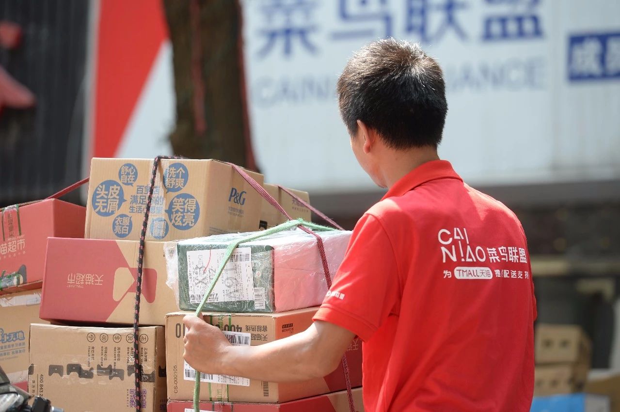 熱熱熱！南京體感溫度高達43℃，這群人卻不懼高溫在做這件事