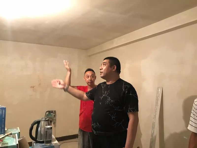 熱熱熱！南京體感溫度高達43℃，這群人卻不懼高溫在做這件事