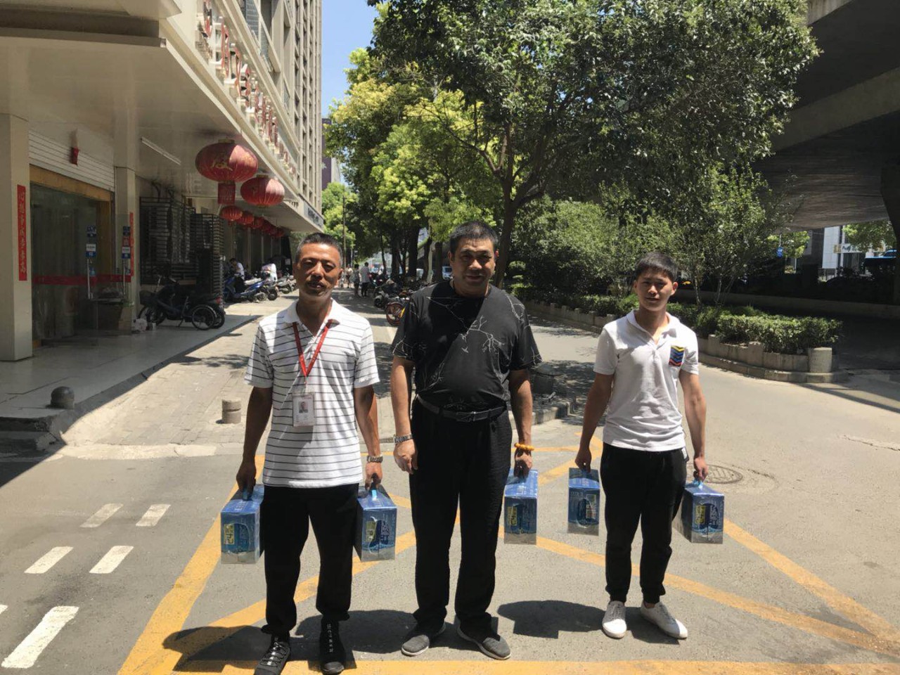 熱熱熱！南京體感溫度高達43℃，這群人卻不懼高溫在做這件事