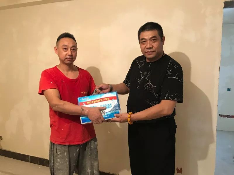 熱熱熱！南京體感溫度高達(dá)43℃，這群人卻不懼高溫在做這件事