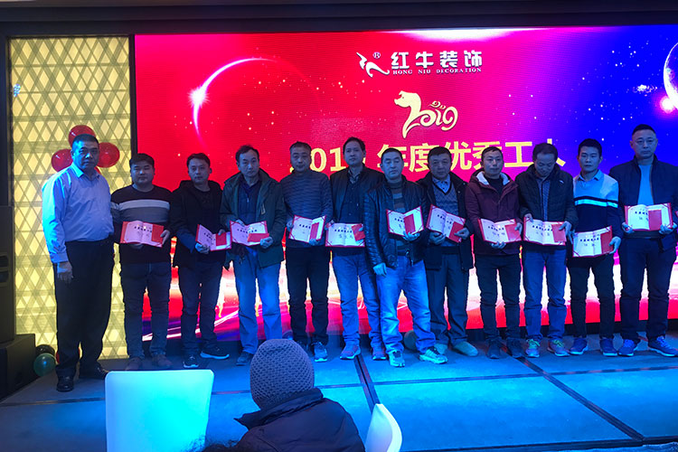 南京紅牛裝飾有這樣一位工人，據(jù)說(shuō)他在工地上從來(lái)沒(méi)說(shuō)過(guò)一句話，那么在這個(gè)現(xiàn)場(chǎng)他會(huì)跟大家說(shuō)些什么呢？