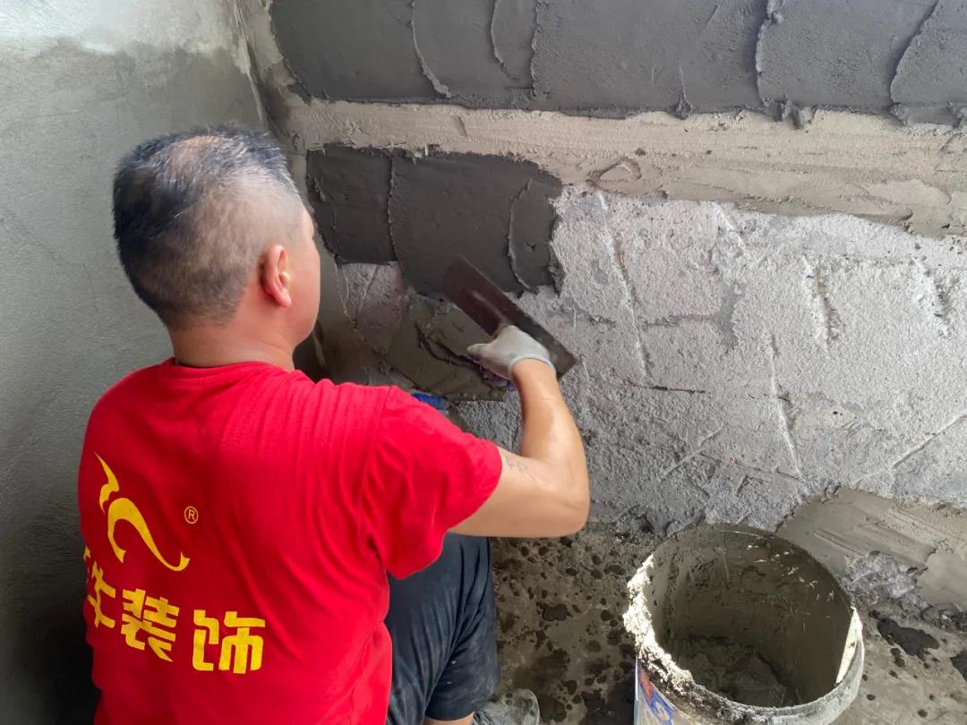秉承匠心，品質(zhì)監(jiān)督！突擊紅牛水電、瓦工施工現(xiàn)場！