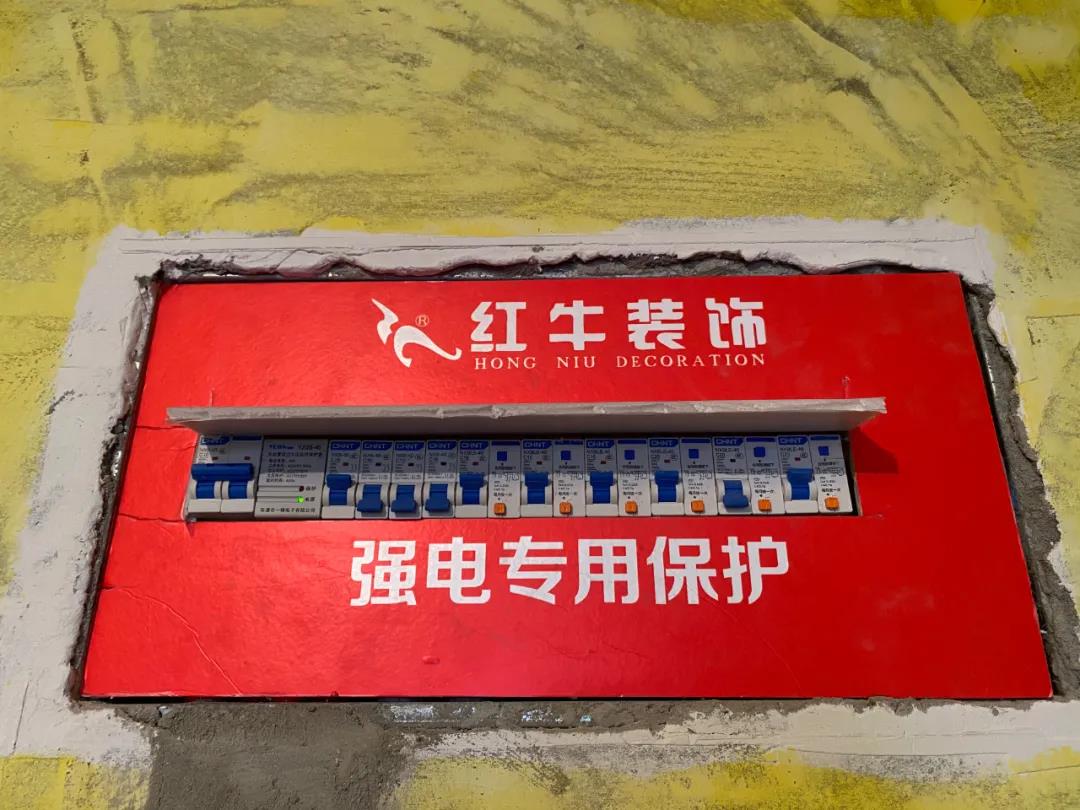 秉承匠心，品質(zhì)監(jiān)督！突擊紅牛水電、瓦工施工現(xiàn)場！
