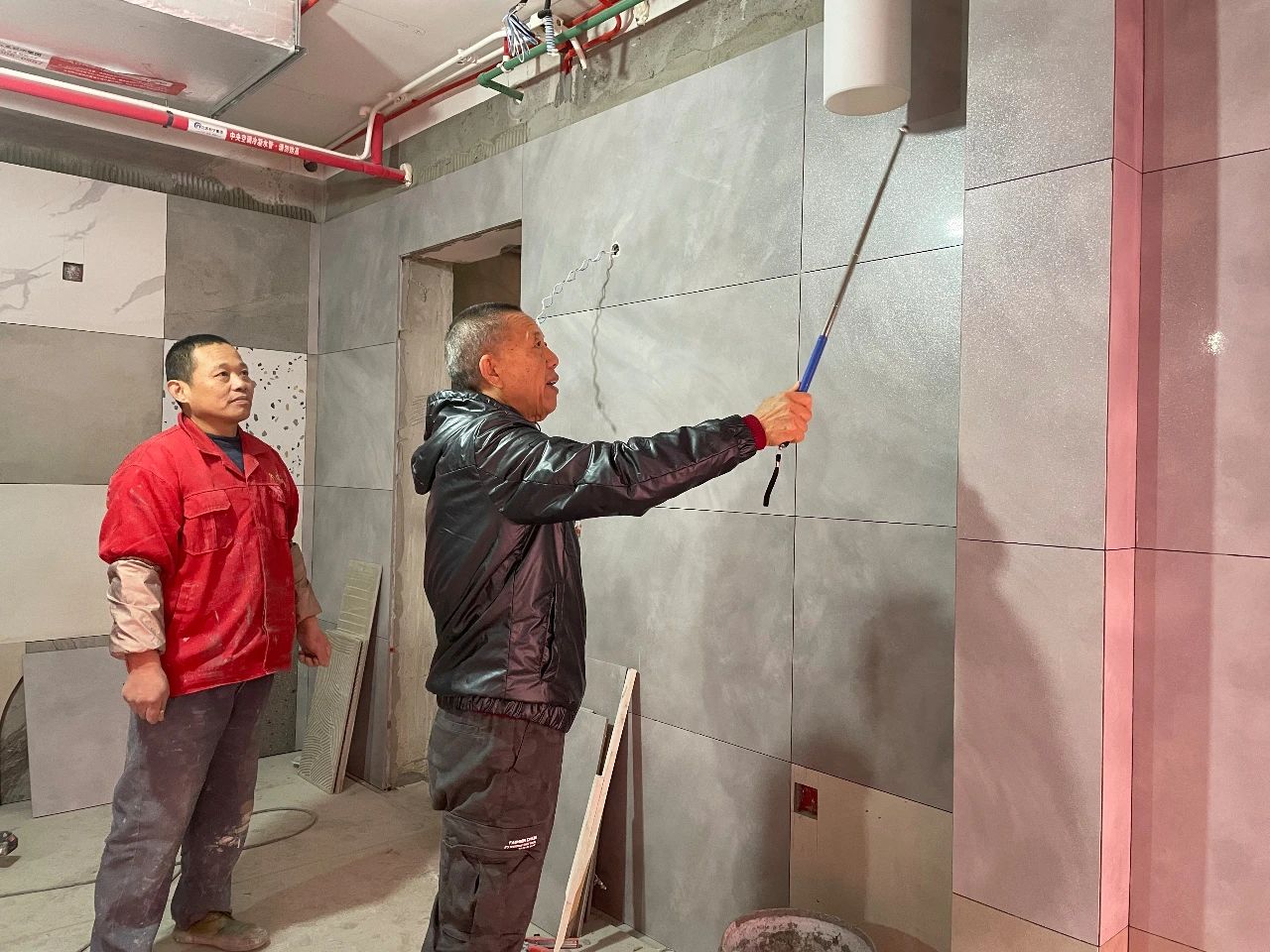 紅牛裝飾董事長又雙叒叕突擊工地巡檢，現(xiàn)場與工人、廠家溝通交流