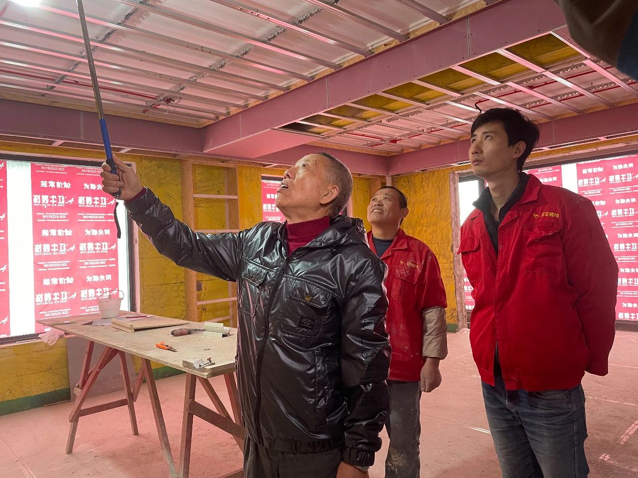 紅牛裝飾董事長又雙叒叕突擊工地巡檢，現(xiàn)場與工人、廠家溝通交流