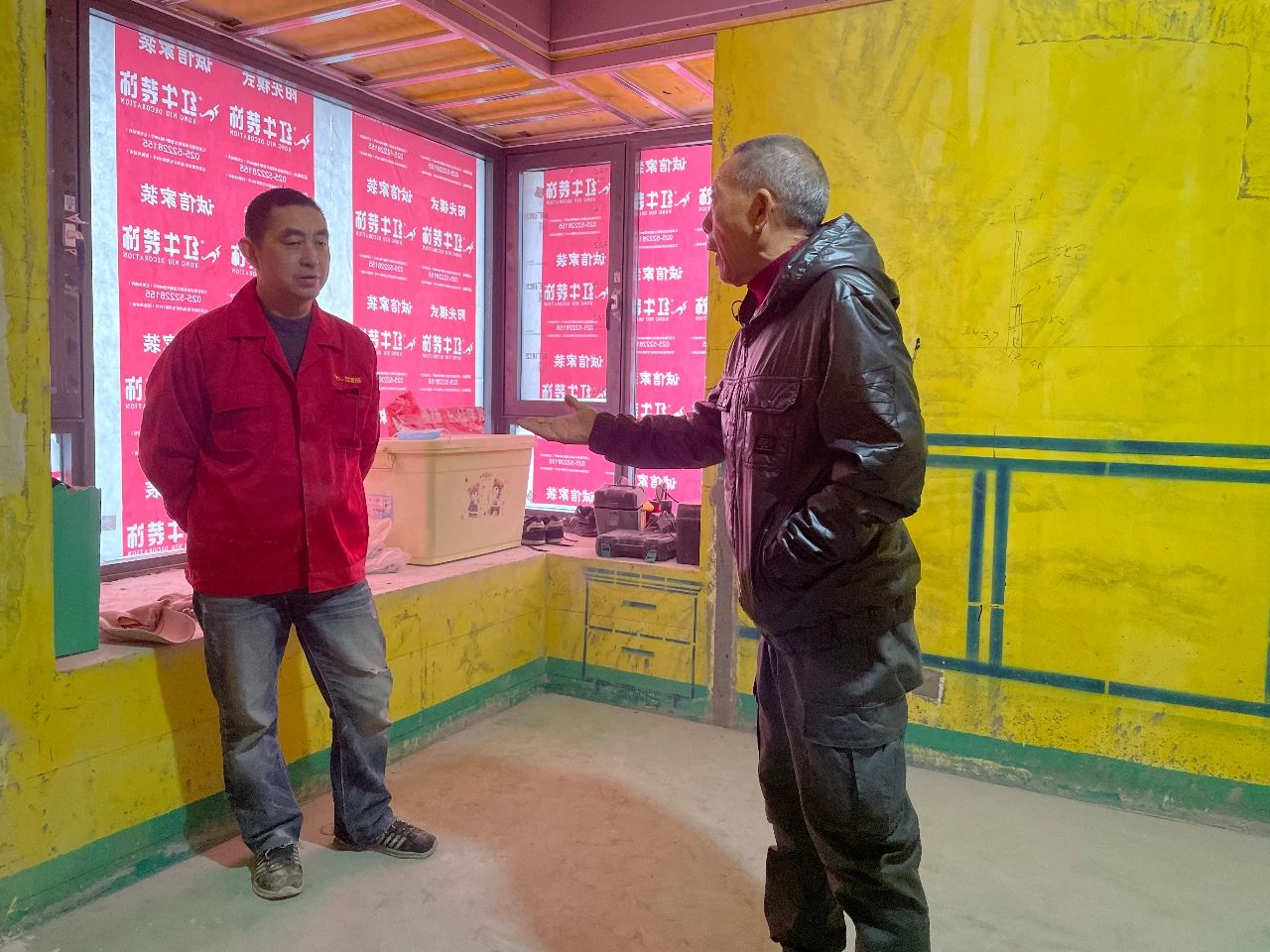 紅牛裝飾董事長又雙叒叕突擊工地巡檢，現(xiàn)場與工人、廠家溝通交流