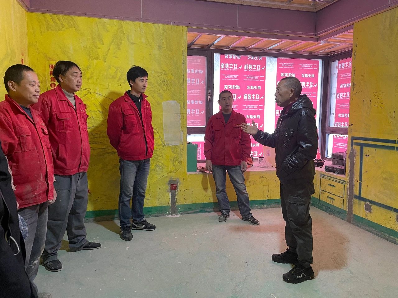 紅牛裝飾董事長又雙叒叕突擊工地巡檢，現(xiàn)場與工人、廠家溝通交流