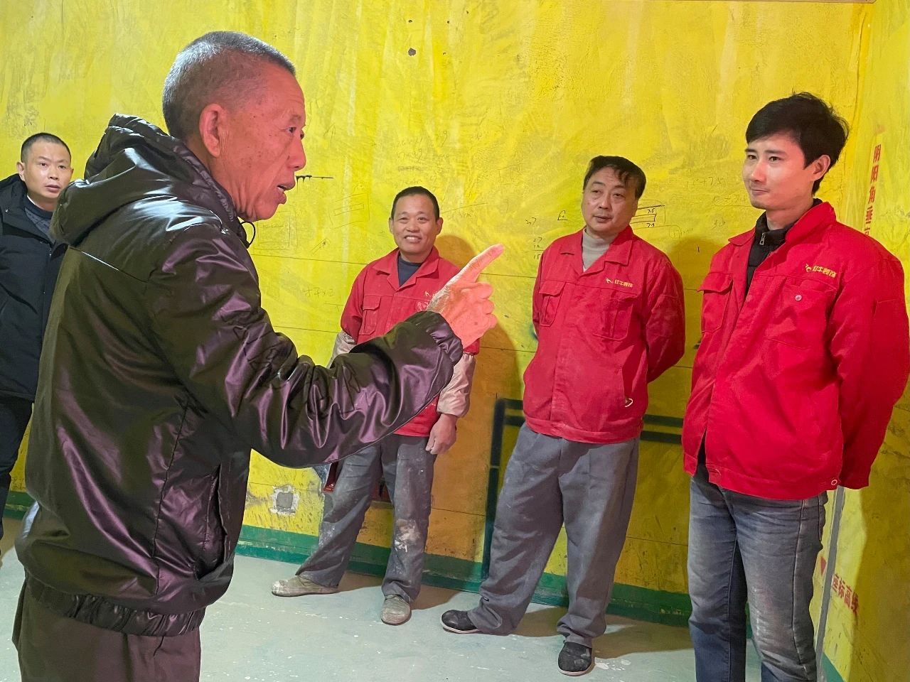 紅牛裝飾董事長又雙叒叕突擊工地巡檢，現(xiàn)場與工人、廠家溝通交流