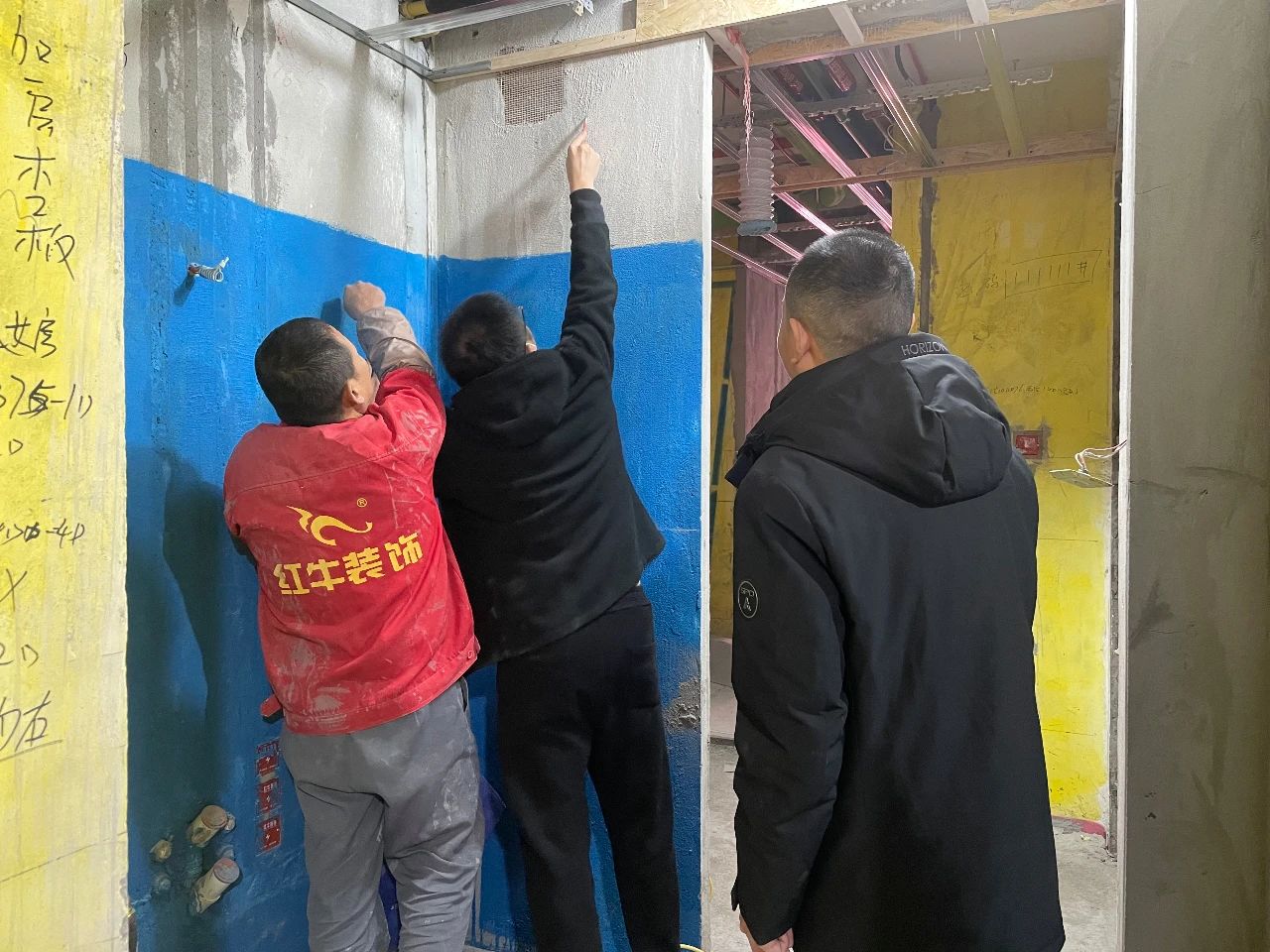 紅牛裝飾董事長又雙叒叕突擊工地巡檢，現(xiàn)場與工人、廠家溝通交流