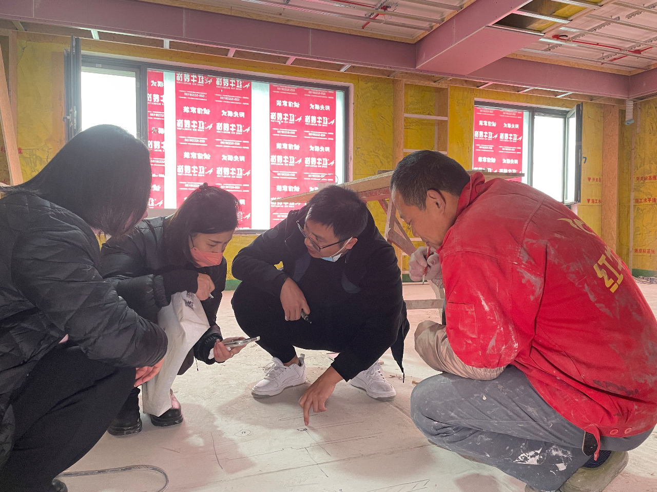 紅牛裝飾董事長又雙叒叕突擊工地巡檢，現(xiàn)場與工人、廠家溝通交流