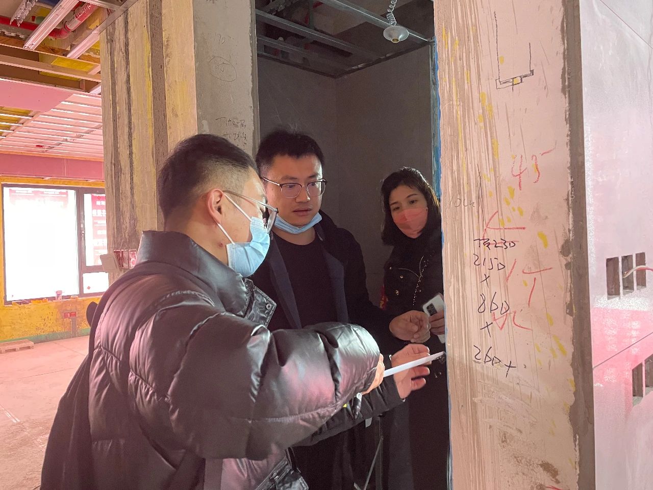 紅牛裝飾董事長又雙叒叕突擊工地巡檢，現(xiàn)場與工人、廠家溝通交流