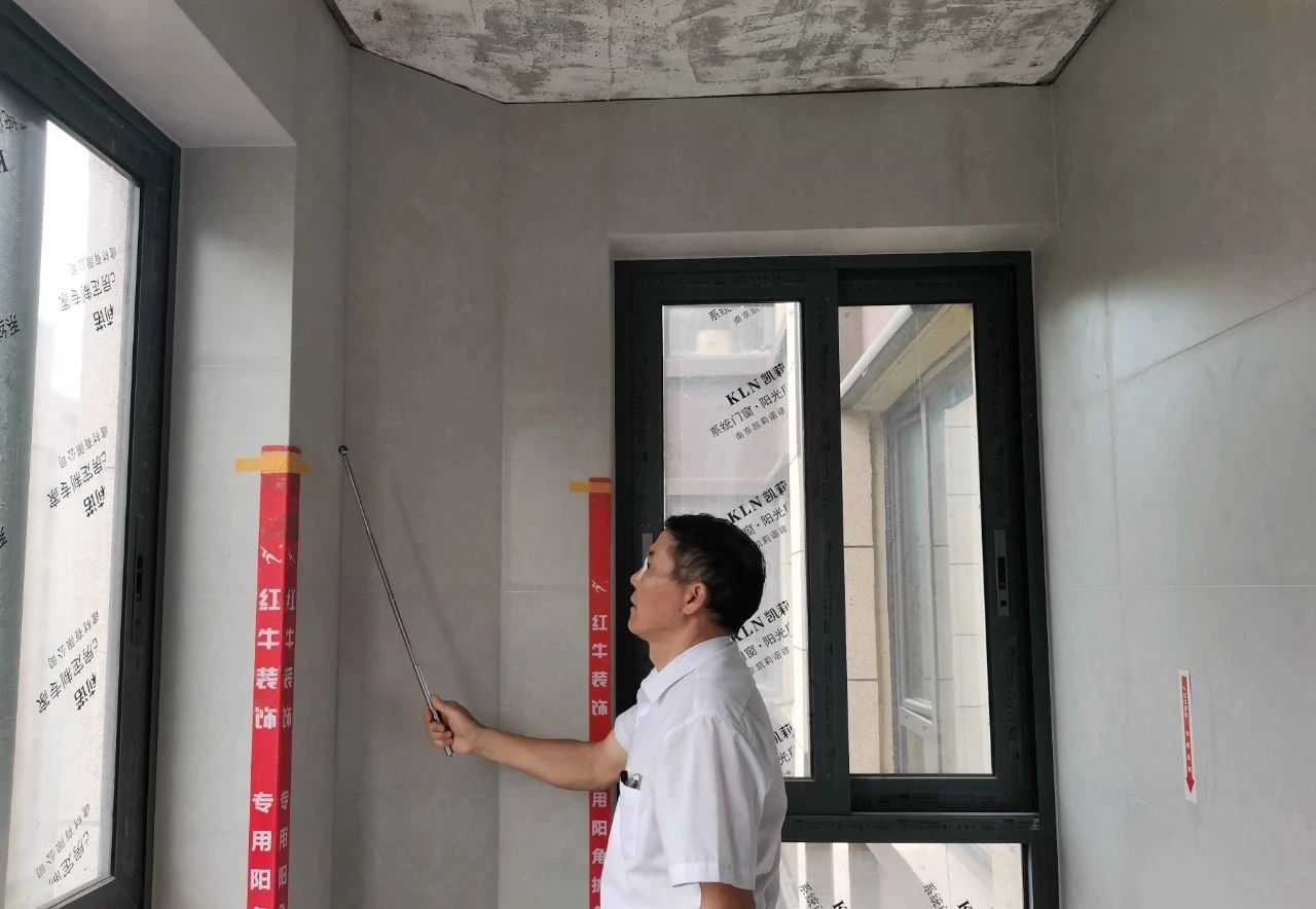 嚴控品質(zhì)，紅牛裝飾工程總監(jiān)→又雙叒叕帶隊去工地“找茬”了？！