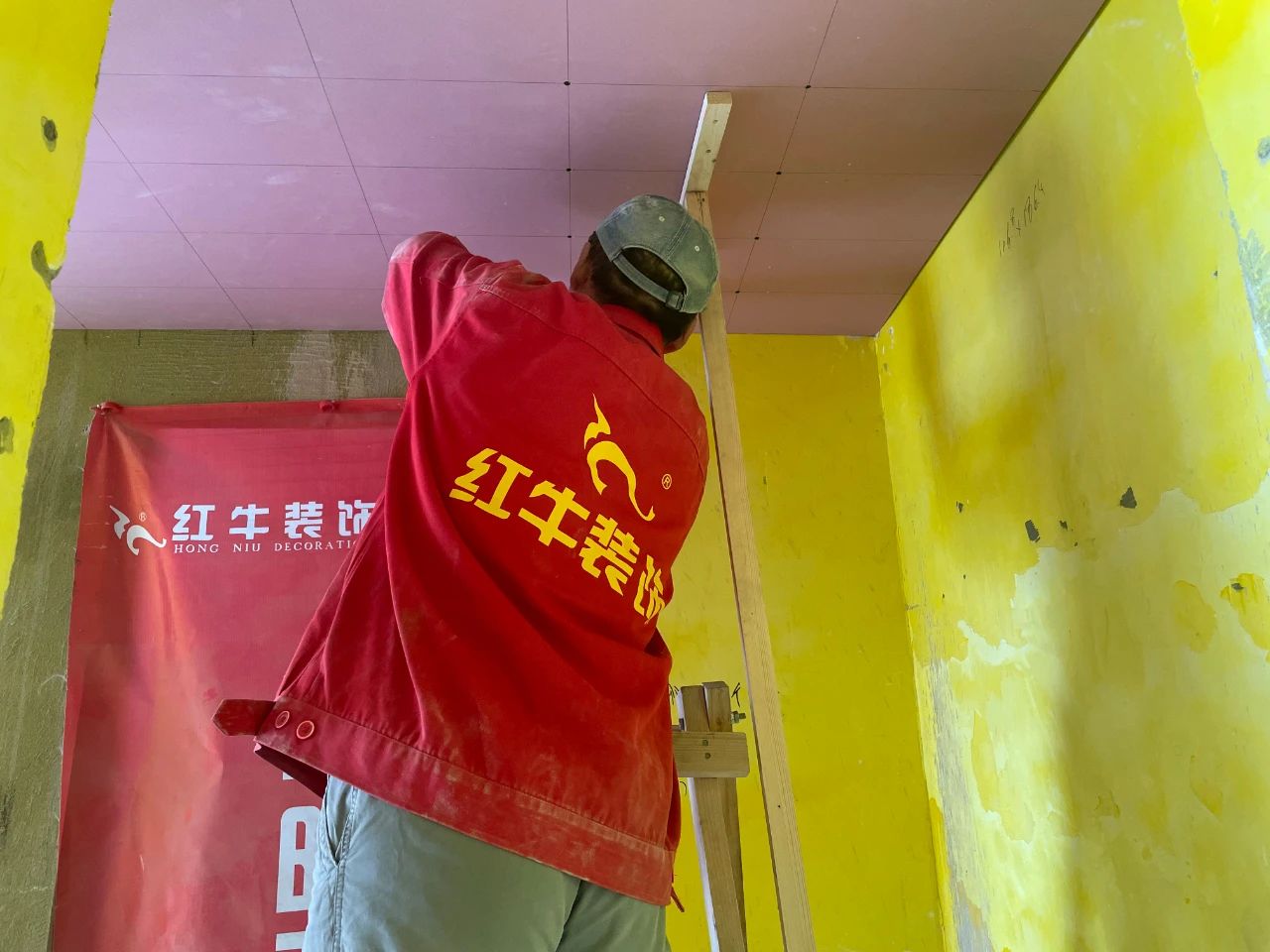 工地巡檢｜紅牛裝飾工程總監(jiān)化身“細(xì)節(jié)控”，施工現(xiàn)場(chǎng)“揪問(wèn)題”！