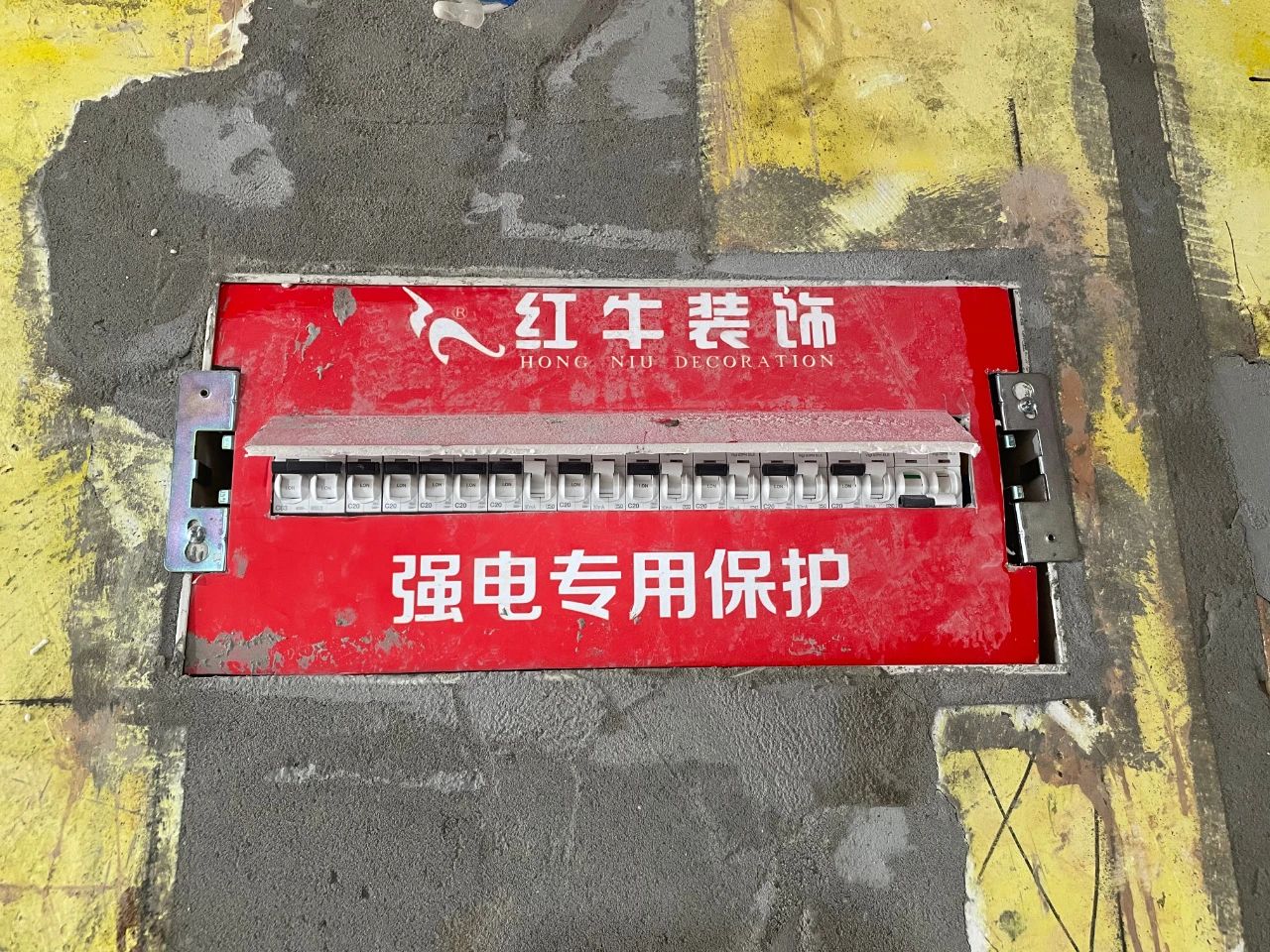 工地突擊巡檢：高溫下的堅(jiān)守，讓每個(gè)細(xì)節(jié)都經(jīng)得起檢驗(yàn)