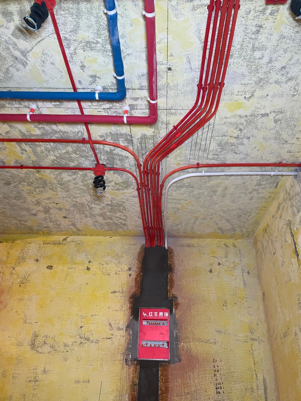 南京紅牛裝飾公司工地巡檢：這水電施工現(xiàn)場，您給打幾分？