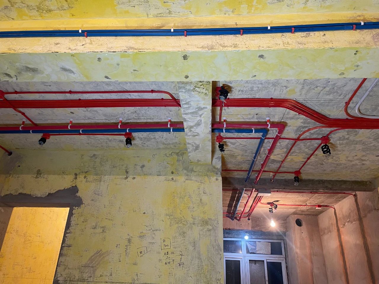 南京紅牛裝飾公司工地巡檢：這水電施工現(xiàn)場，您給打幾分？