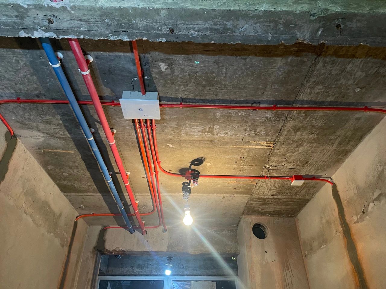 南京紅牛裝飾公司工地巡檢：這水電施工現(xiàn)場，您給打幾分？