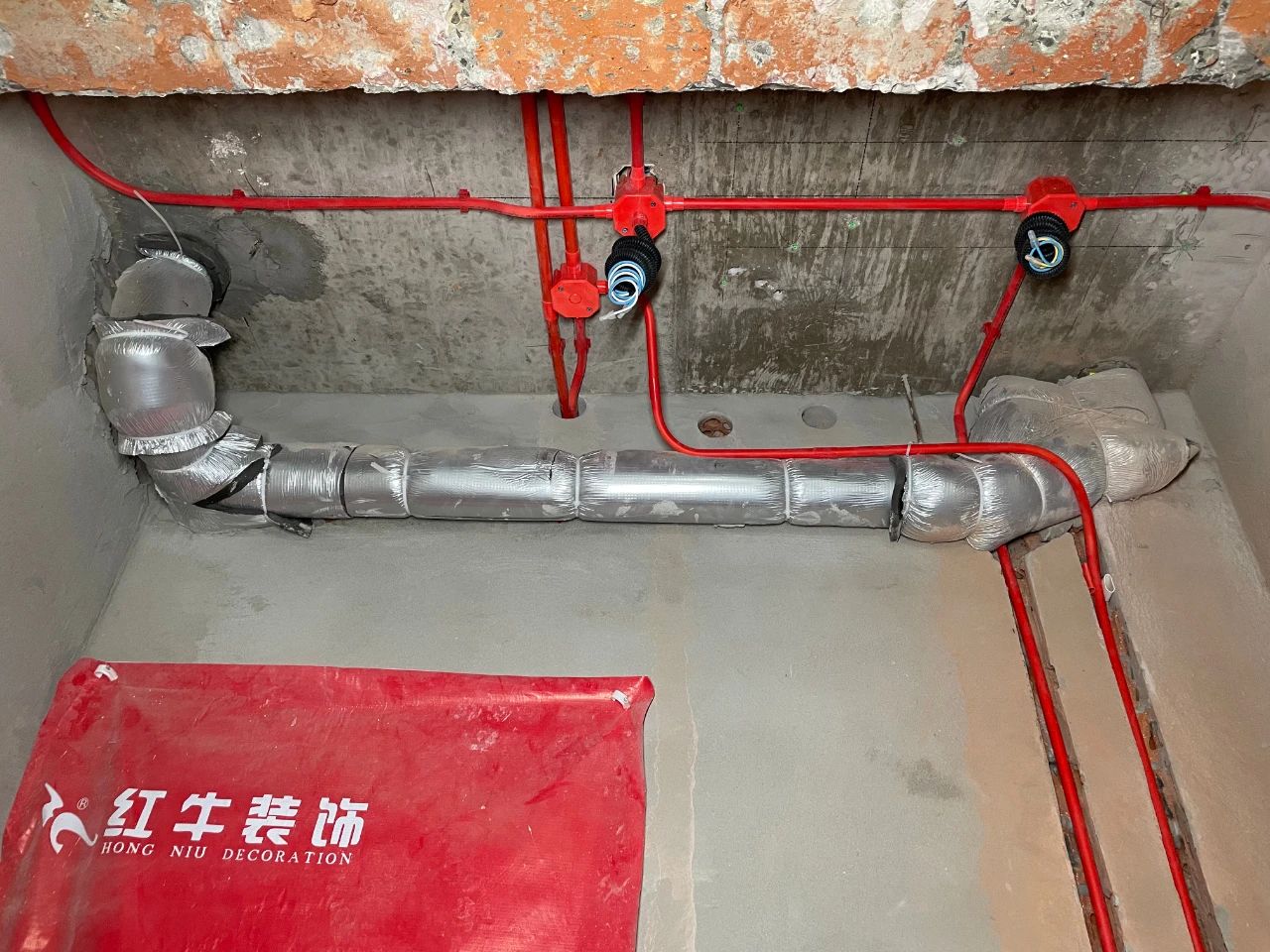 南京紅牛裝飾公司工地巡檢：這水電施工現(xiàn)場，您給打幾分？