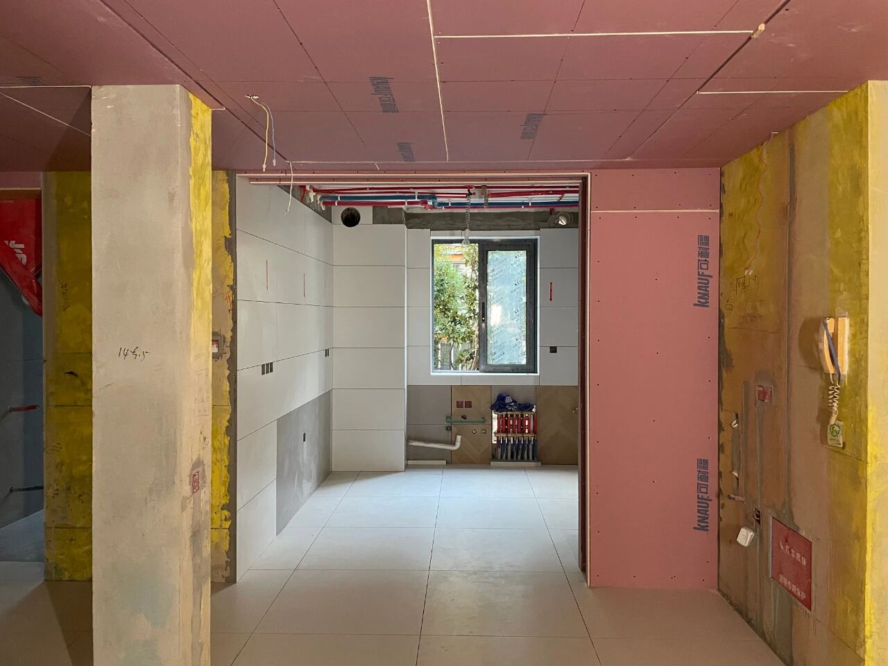 南京裝修公司紅牛裝飾工地突擊巡檢：一厘一毫堅(jiān)守品質(zhì)，一心一意守護(hù)新家！