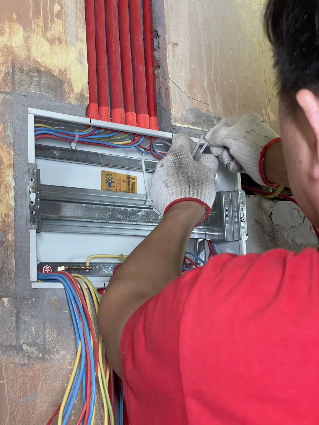 隱蔽工程不“隱蔽”！突擊水電施工現(xiàn)場(chǎng)，看得見(jiàn)的品質(zhì)與安心！